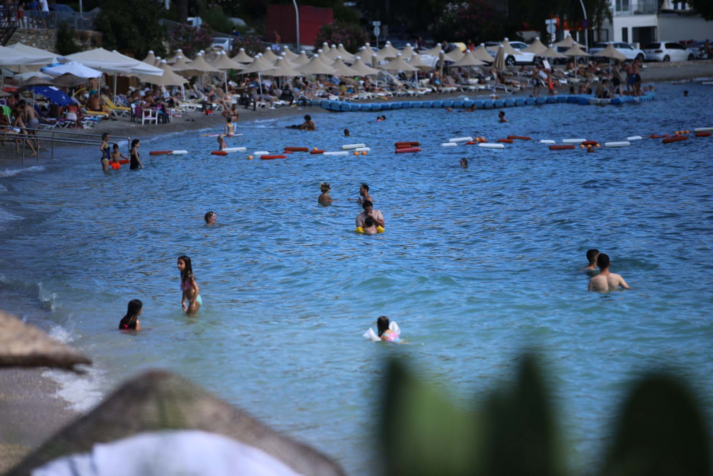 Vatandaşlar tatilin keyfini çıkarıyor! Antalya ve Muğla'da sahiller doldu, taştı 15