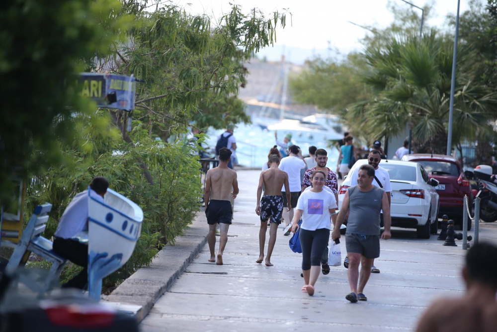 Vatandaşlar tatilin keyfini çıkarıyor! Antalya ve Muğla'da sahiller doldu, taştı 19