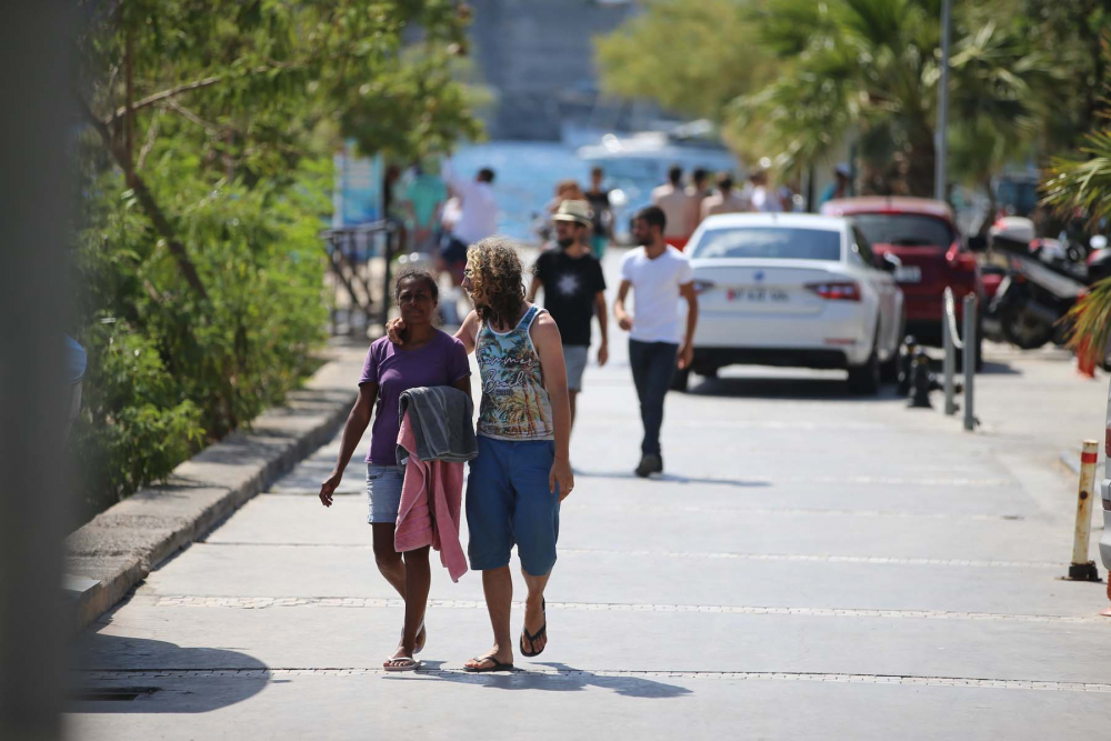 Vatandaşlar tatilin keyfini çıkarıyor! Antalya ve Muğla'da sahiller doldu, taştı 3