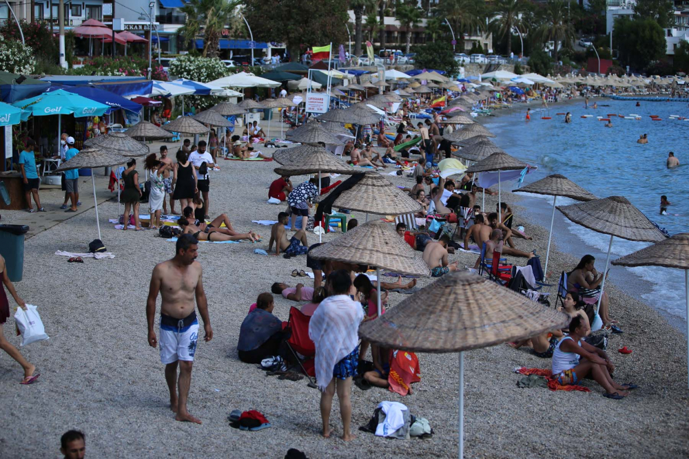 Vatandaşlar tatilin keyfini çıkarıyor! Antalya ve Muğla'da sahiller doldu, taştı 7