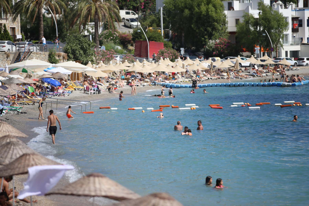 Vatandaşlar tatilin keyfini çıkarıyor! Antalya ve Muğla'da sahiller doldu, taştı 8