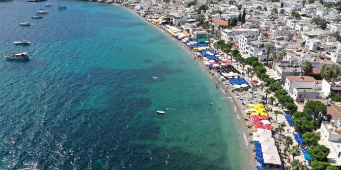 Vatandaşlar tatilin keyfini çıkarıyor! Antalya ve Muğla'da sahiller doldu, taştı