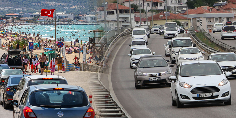 Tatilcilerin dönüş çilesi başladı! Trafikte uzun araç kuyrukları oluştu 1