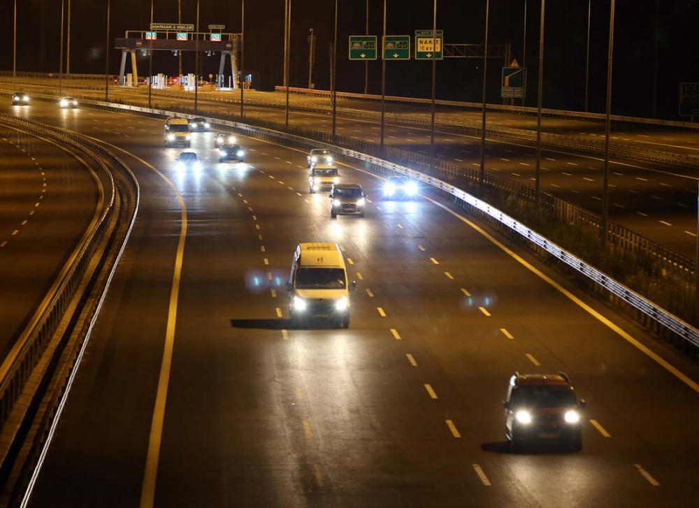 Tatilcilerin dönüş çilesi başladı! Trafikte uzun araç kuyrukları oluştu 16