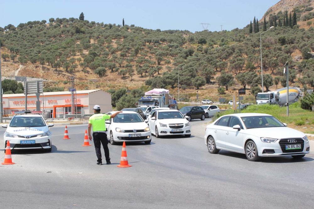 Tatilcilerin dönüş çilesi başladı! Trafikte uzun araç kuyrukları oluştu 18