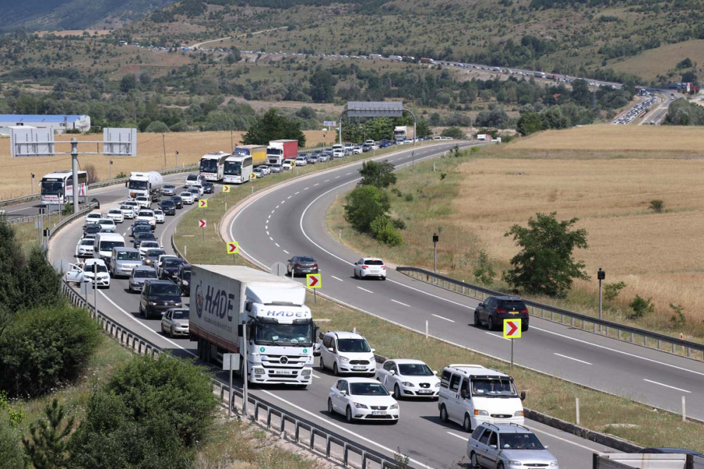 Tatilcilerin dönüş çilesi başladı! Trafikte uzun araç kuyrukları oluştu 19