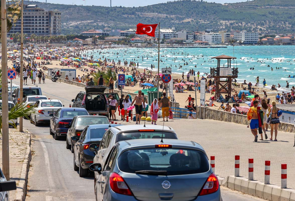 Tatilcilerin dönüş çilesi başladı! Trafikte uzun araç kuyrukları oluştu 2