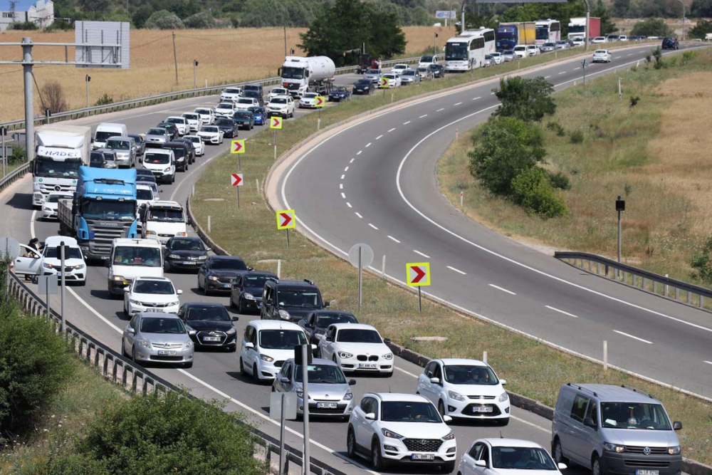 Tatilcilerin dönüş çilesi başladı! Trafikte uzun araç kuyrukları oluştu 20