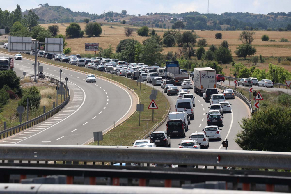 Tatilcilerin dönüş çilesi başladı! Trafikte uzun araç kuyrukları oluştu 21