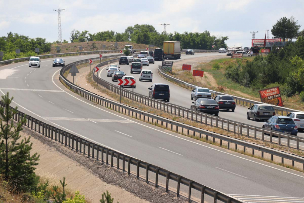 Tatilcilerin dönüş çilesi başladı! Trafikte uzun araç kuyrukları oluştu 22