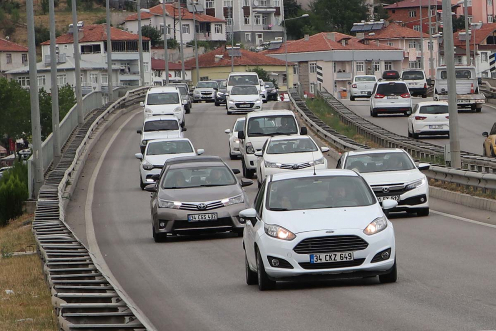 Tatilcilerin dönüş çilesi başladı! Trafikte uzun araç kuyrukları oluştu 23