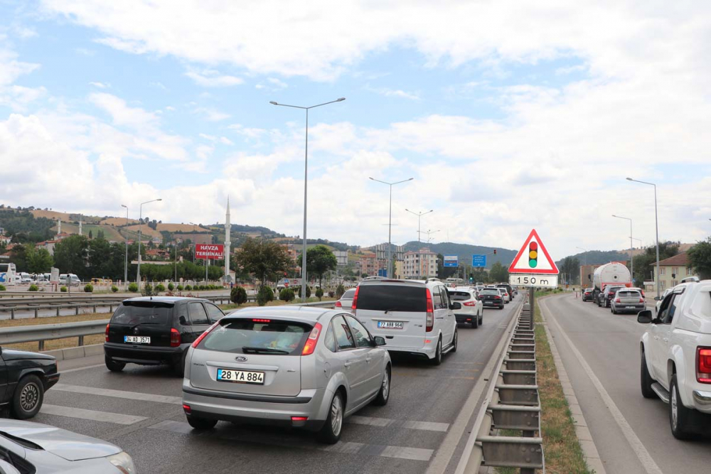 Tatilcilerin dönüş çilesi başladı! Trafikte uzun araç kuyrukları oluştu 24