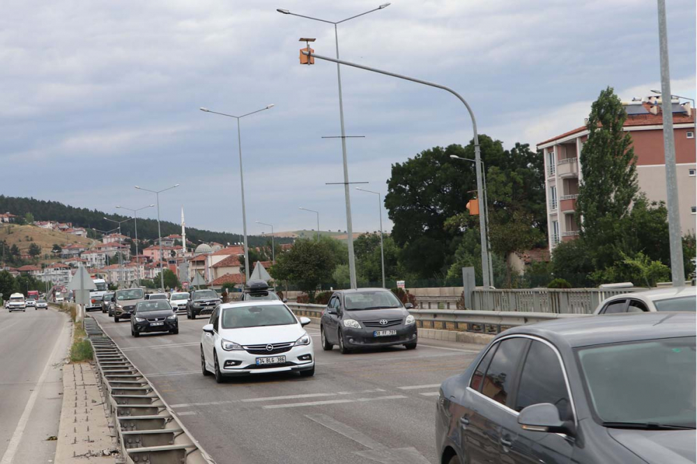 Tatilcilerin dönüş çilesi başladı! Trafikte uzun araç kuyrukları oluştu 26