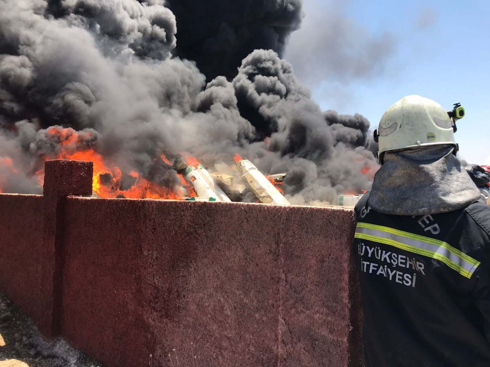 Gaziantep'te depo alev alev yanıyor! Patlama sesi duyuldu, dumanlar gökyüzünü kapladı 12