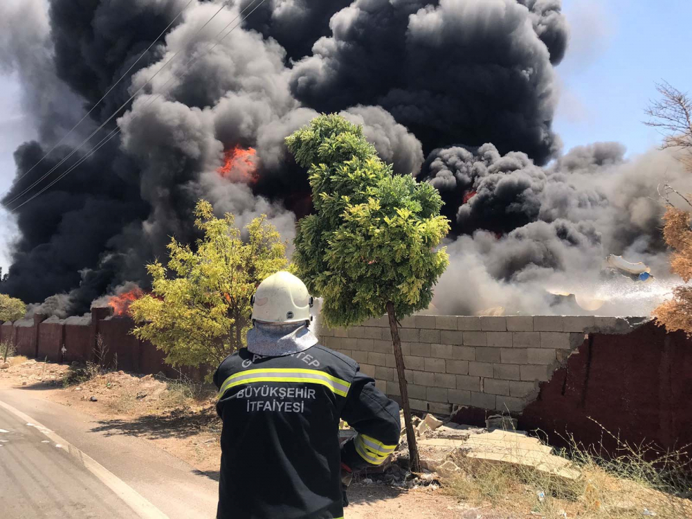 Gaziantep'te depo alev alev yanıyor! Patlama sesi duyuldu, dumanlar gökyüzünü kapladı 13