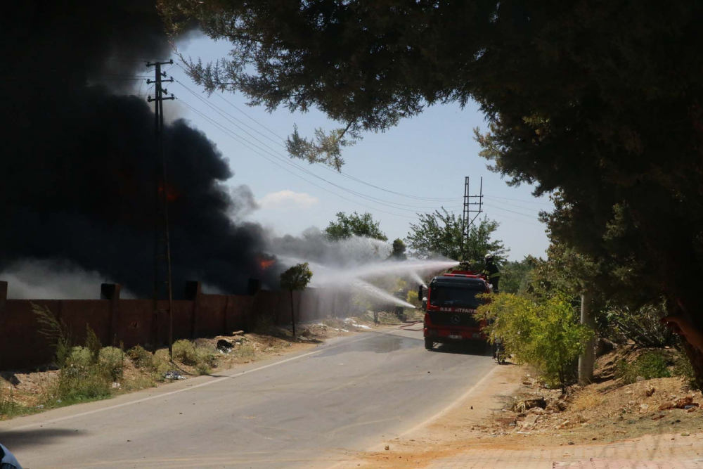 Gaziantep'te depo alev alev yanıyor! Patlama sesi duyuldu, dumanlar gökyüzünü kapladı 22