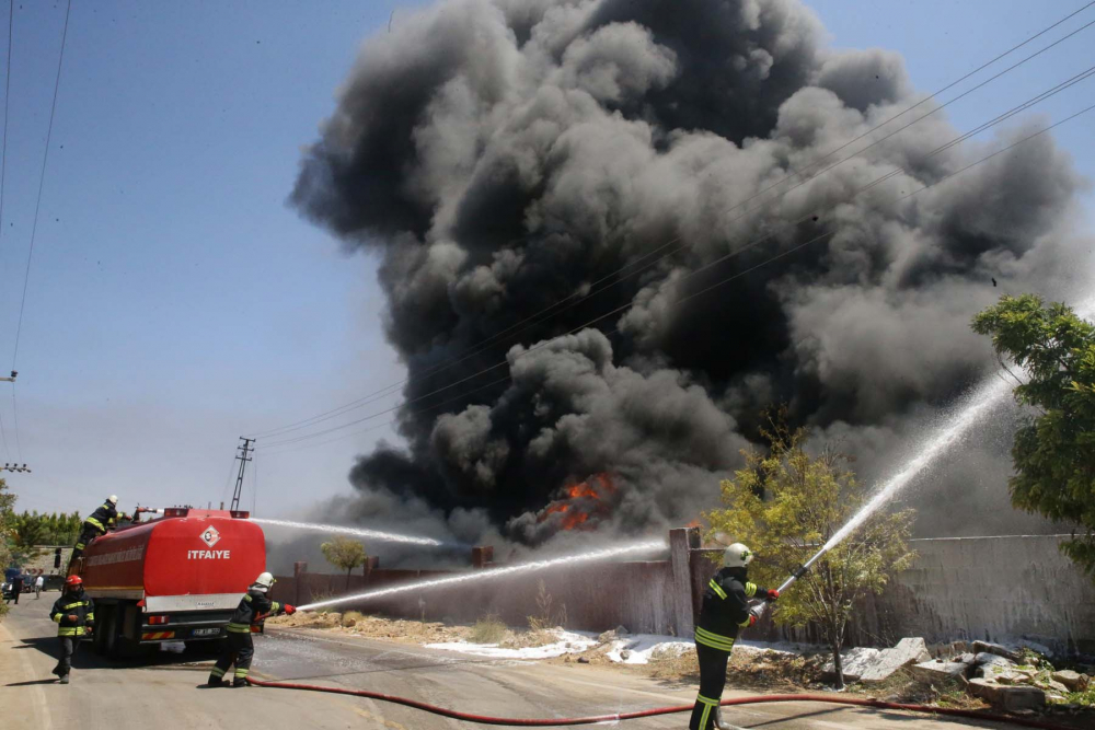 Gaziantep'te depo alev alev yanıyor! Patlama sesi duyuldu, dumanlar gökyüzünü kapladı 27