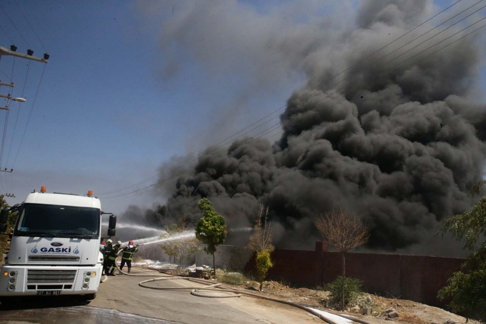 Gaziantep'te depo alev alev yanıyor! Patlama sesi duyuldu, dumanlar gökyüzünü kapladı 29