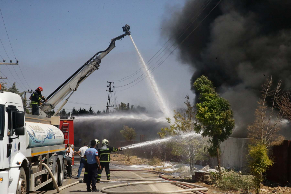 Gaziantep'te depo alev alev yanıyor! Patlama sesi duyuldu, dumanlar gökyüzünü kapladı 30