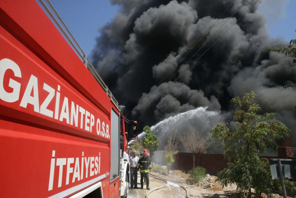 Gaziantep'te depo alev alev yanıyor! Patlama sesi duyuldu, dumanlar gökyüzünü kapladı 31