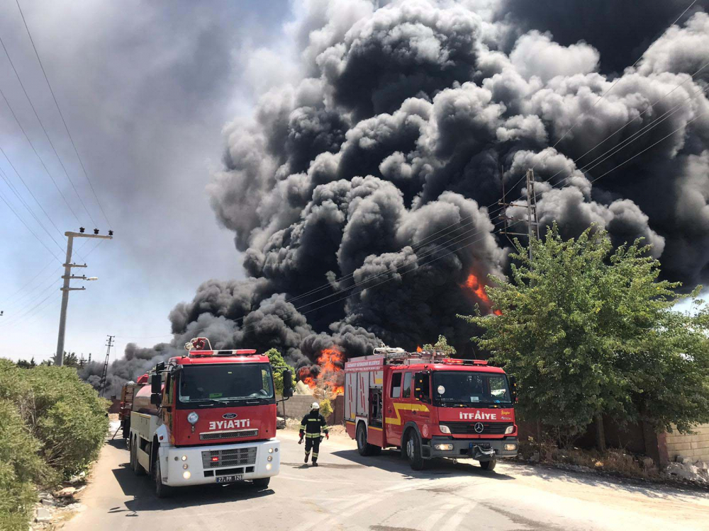 Gaziantep'te depo alev alev yanıyor! Patlama sesi duyuldu, dumanlar gökyüzünü kapladı 4