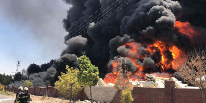 Gaziantep'te depo alev alev yanıyor! Patlama sesi duyuldu, dumanlar gökyüzünü kapladı