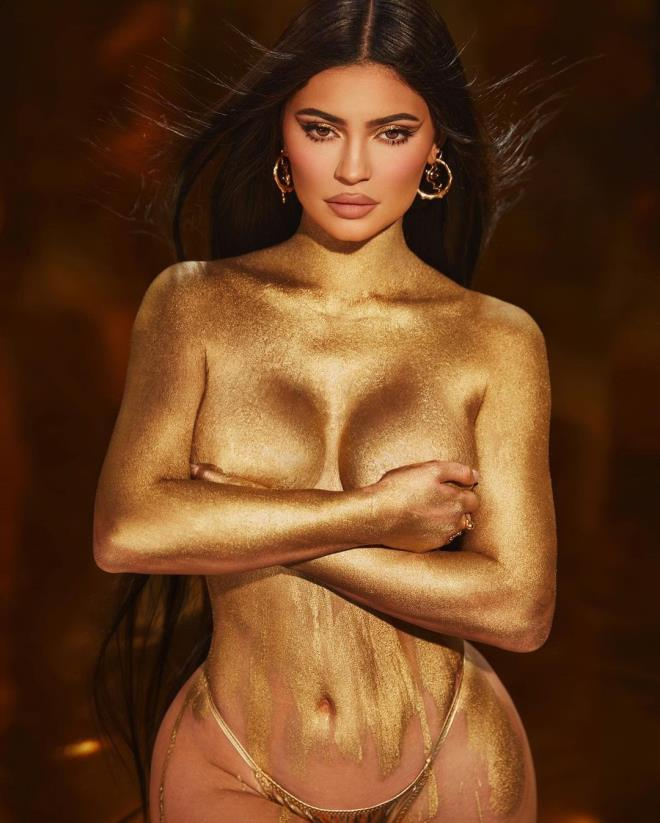 Yeni koleksiyonu için çıplak poz veren Kylie Jenner hayranlarını merakta bıraktı! 5