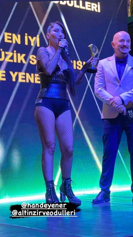 Sözünde durdu, daha açığını giydi! Hande Yener, ödül törenine kıyafetiyle damga vurdu! 3