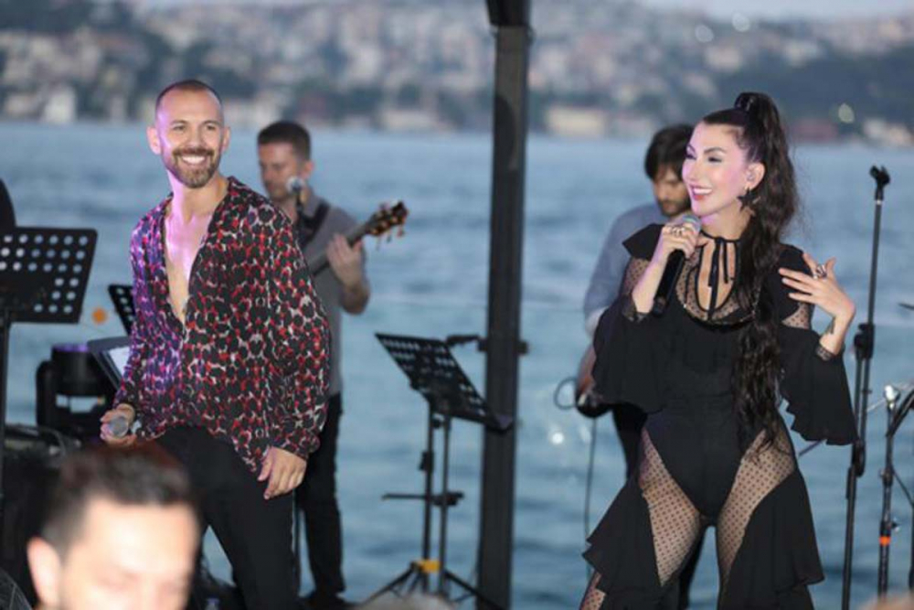 Sözünde durdu, daha açığını giydi! Hande Yener, ödül törenine kıyafetiyle damga vurdu! 7