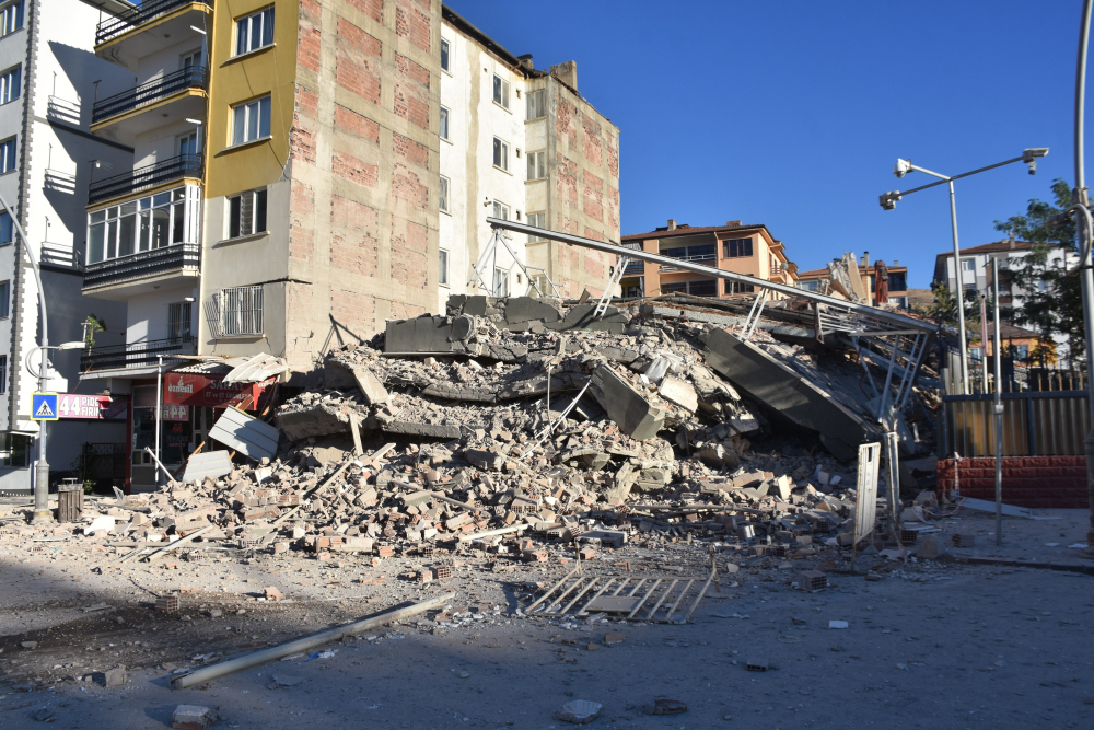 Prof. Dr. Oruç'tan korkutan uyarı! Olası İstanbul depreminde ''Kocaeli'deki binaların yıkılma olasılığı yüksek!'' 8