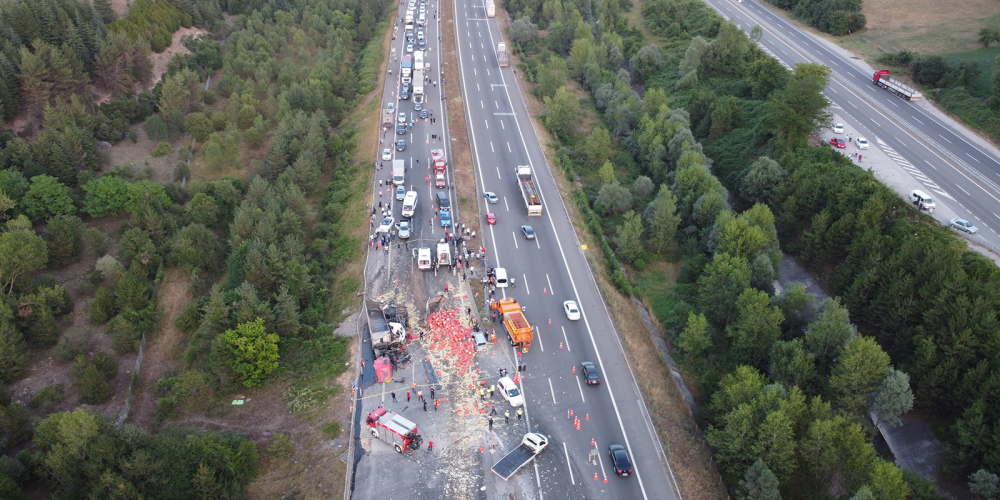 Otoyolda zincirleme trafik kazası: 6 kişi yaralandı 13