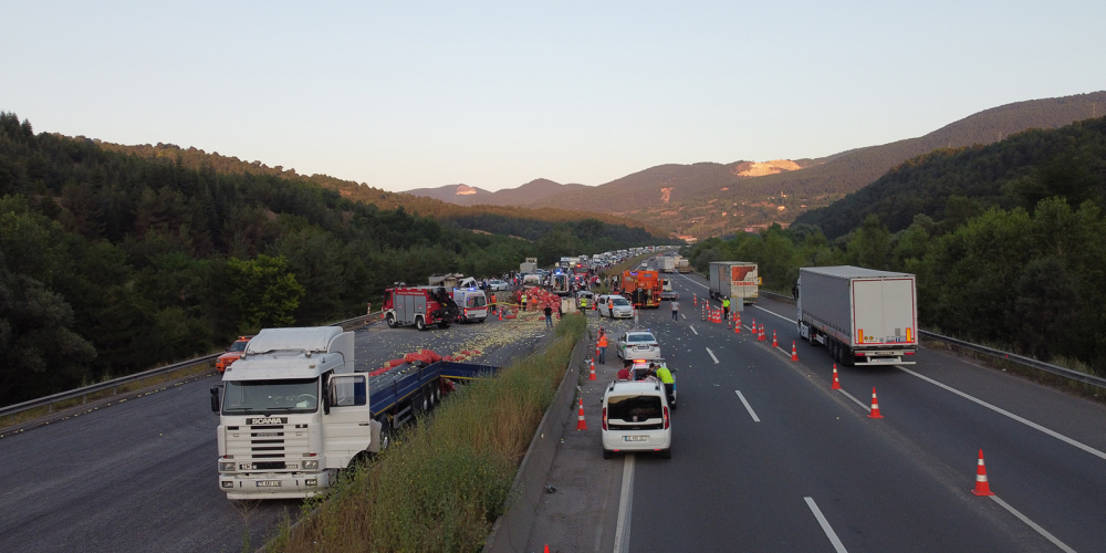 Otoyolda zincirleme trafik kazası: 6 kişi yaralandı 2