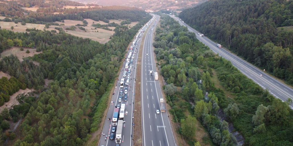 Otoyolda zincirleme trafik kazası: 6 kişi yaralandı 3