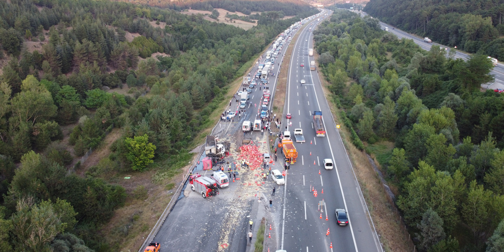 Otoyolda zincirleme trafik kazası: 6 kişi yaralandı 4