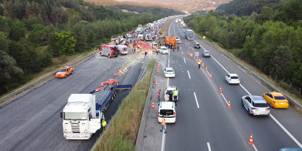 Otoyolda zincirleme trafik kazası: 6 kişi yaralandı 6