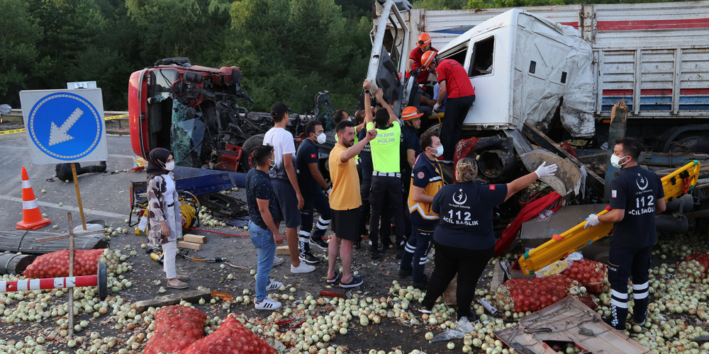 Otoyolda zincirleme trafik kazası: 6 kişi yaralandı 8