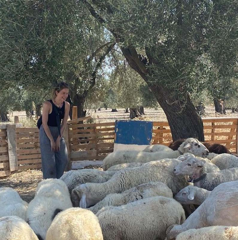 Setten önce kendini doğaya attı! Camdaki Kız'ın Nalan'ı Burcu Biricik'in çiftlikteki pozlarına beğeni ve yorum yağdı! 4