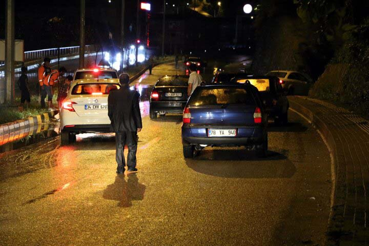 Zonguldak'ta felaketlerin ardı arkası kesilmiyor! Şiddetli yağış sonrası çıkan heyelanda evsiz kaldılar 1