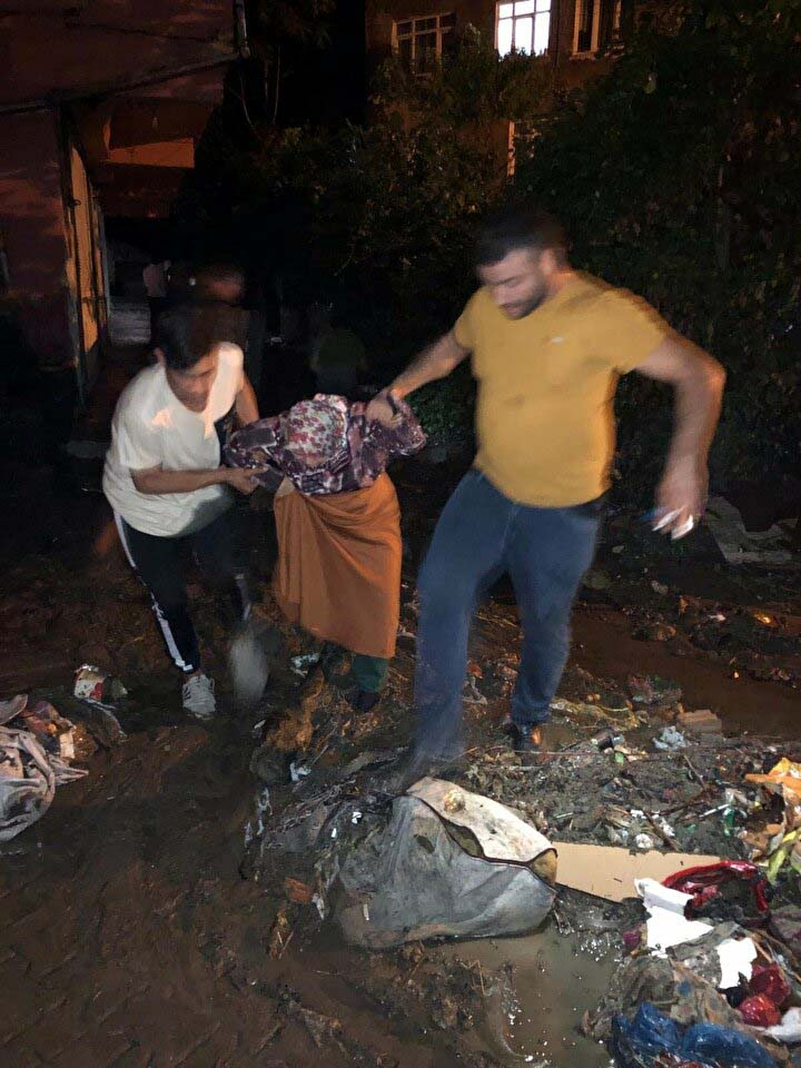 Zonguldak'ta felaketlerin ardı arkası kesilmiyor! Şiddetli yağış sonrası çıkan heyelanda evsiz kaldılar 3