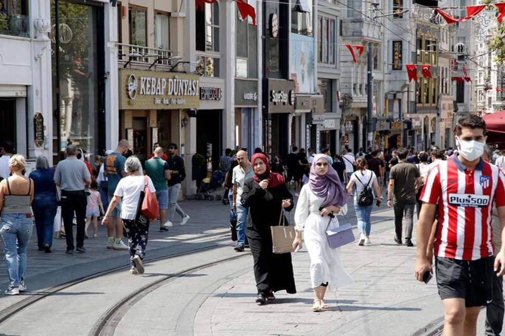 Delta varyantı yayılırken tedbirleri unuttuk! Taksim Meydanı ve İstiklal Caddesi'nde maske takan yok, mesafe ise çok yakın 1