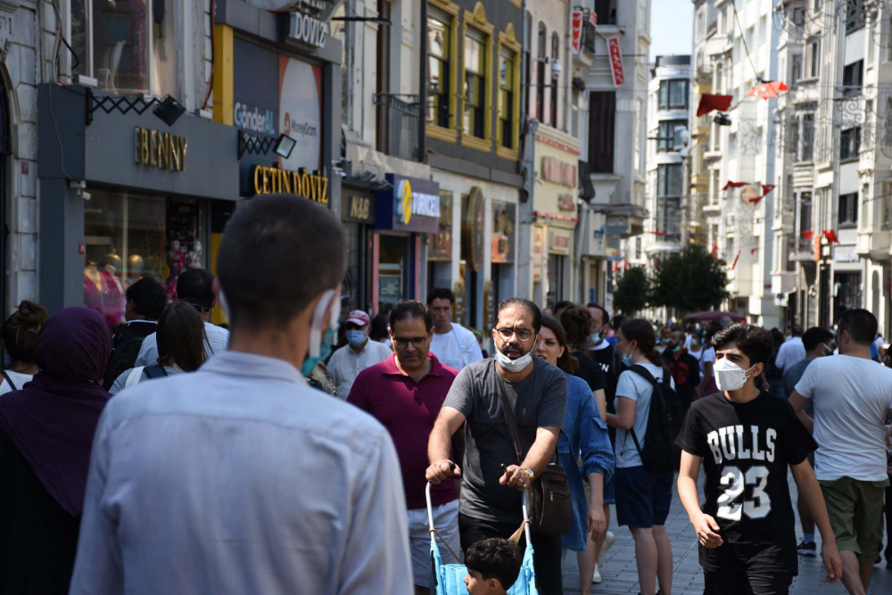 Delta varyantı yayılırken tedbirleri unuttuk! Taksim Meydanı ve İstiklal Caddesi'nde maske takan yok, mesafe ise çok yakın 10