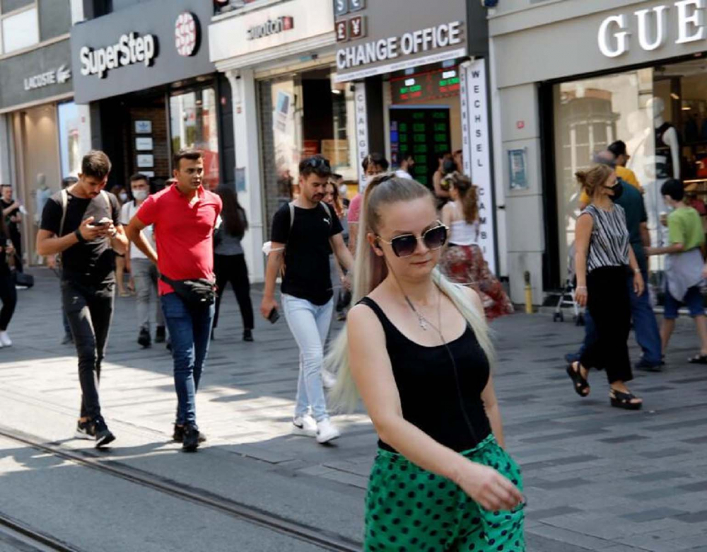 Delta varyantı yayılırken tedbirleri unuttuk! Taksim Meydanı ve İstiklal Caddesi'nde maske takan yok, mesafe ise çok yakın 2