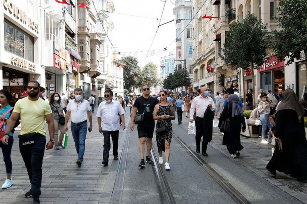 Delta varyantı yayılırken tedbirleri unuttuk! Taksim Meydanı ve İstiklal Caddesi'nde maske takan yok, mesafe ise çok yakın 3