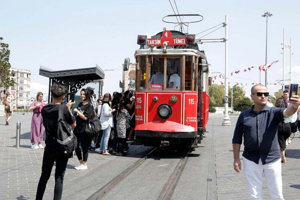 Delta varyantı yayılırken tedbirleri unuttuk! Taksim Meydanı ve İstiklal Caddesi'nde maske takan yok, mesafe ise çok yakın 4