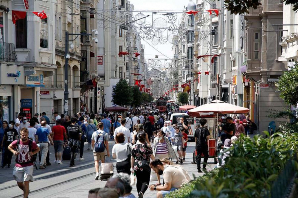 Delta varyantı yayılırken tedbirleri unuttuk! Taksim Meydanı ve İstiklal Caddesi'nde maske takan yok, mesafe ise çok yakın 5