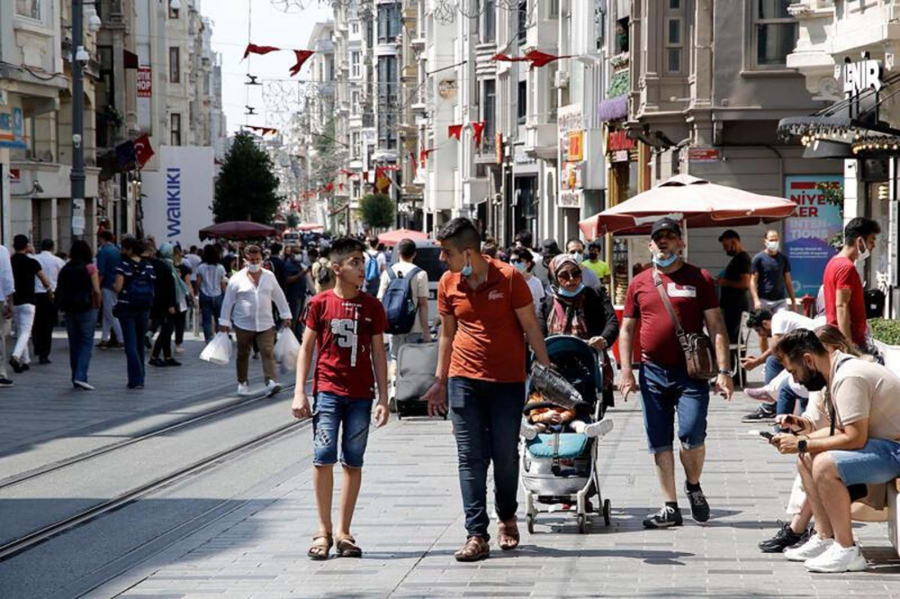 Delta varyantı yayılırken tedbirleri unuttuk! Taksim Meydanı ve İstiklal Caddesi'nde maske takan yok, mesafe ise çok yakın 6