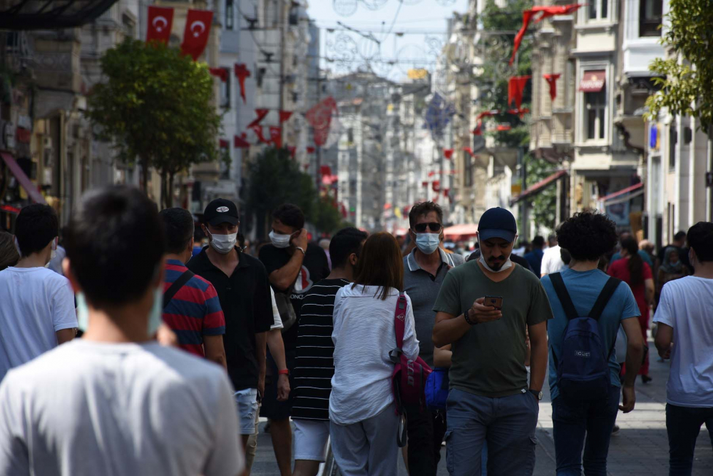 Delta varyantı yayılırken tedbirleri unuttuk! Taksim Meydanı ve İstiklal Caddesi'nde maske takan yok, mesafe ise çok yakın 7