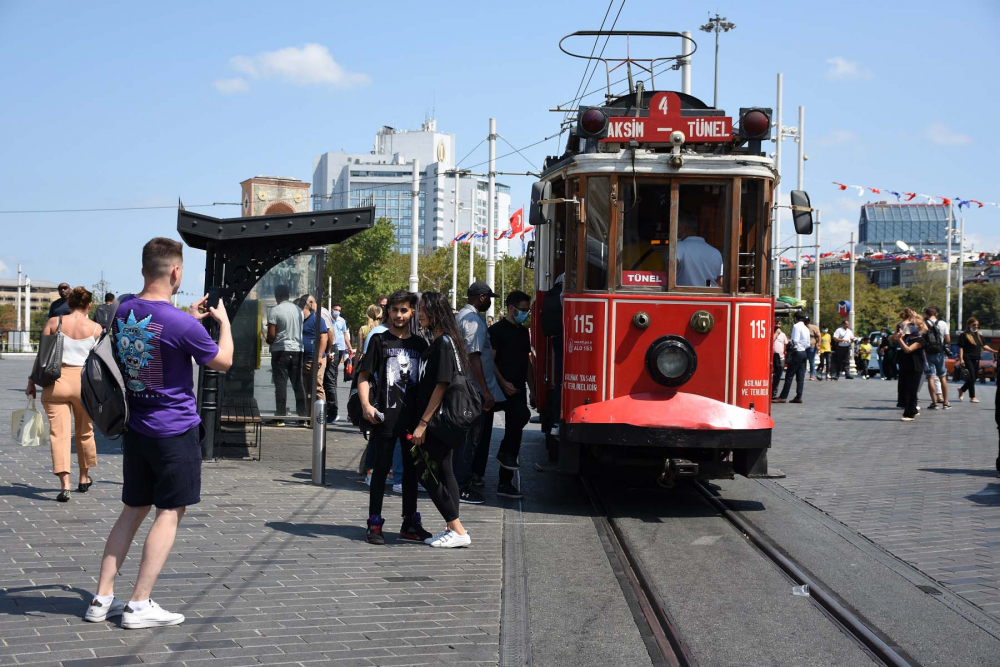 Delta varyantı yayılırken tedbirleri unuttuk! Taksim Meydanı ve İstiklal Caddesi'nde maske takan yok, mesafe ise çok yakın 8