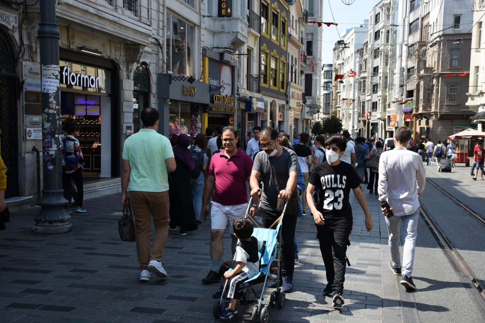 Delta varyantı yayılırken tedbirleri unuttuk! Taksim Meydanı ve İstiklal Caddesi'nde maske takan yok, mesafe ise çok yakın 9