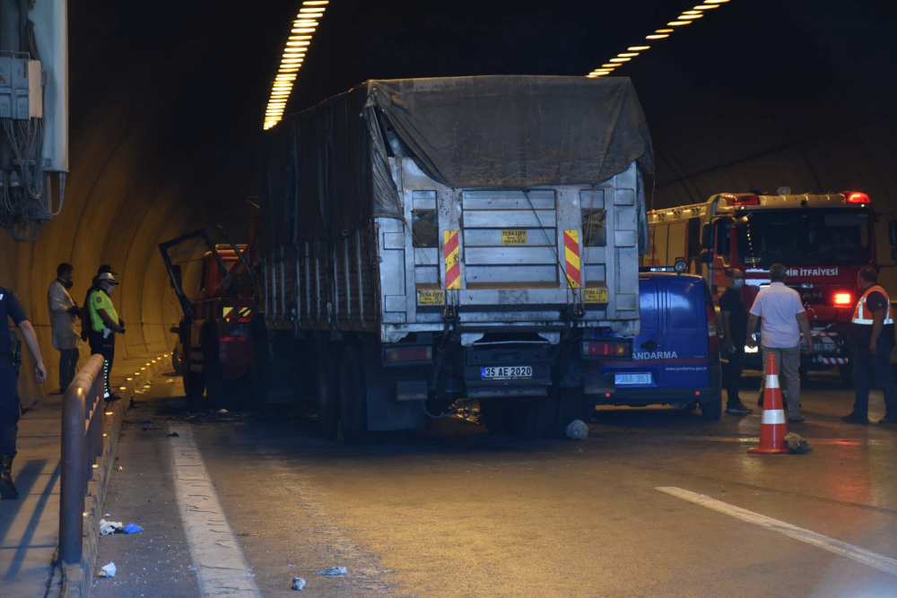 İzmir'de korkunç kaza! Kamyonun çarptığı otomobil alev aldı: 4 ölü, 2 yaralı 5